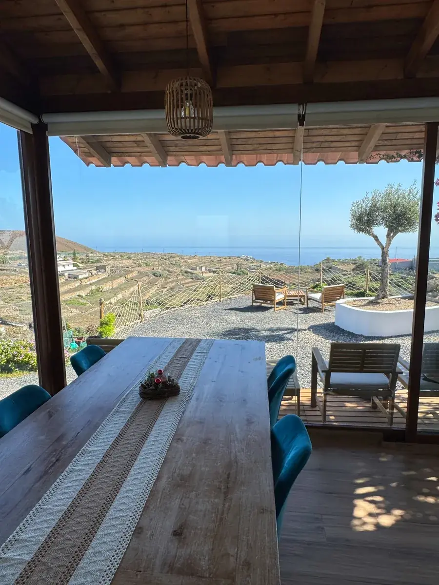 Terraza cubierta con mesa de 3 metros y vistas al Atlántico